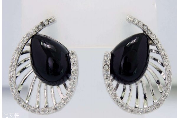 銀耳環(huán)和鐵耳環(huán)有什么區(qū)別呢 銀耳環(huán)有什么好處呢 銀耳環(huán)和鐵耳環(huán)有什么區(qū)別呢 銀耳環(huán)有什么好處呢