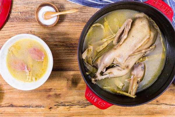 老鴨湯怎么做不腥 老鴨湯里面煮什么配菜 老鴨湯怎么做不腥 老鴨湯里面煮什么配菜