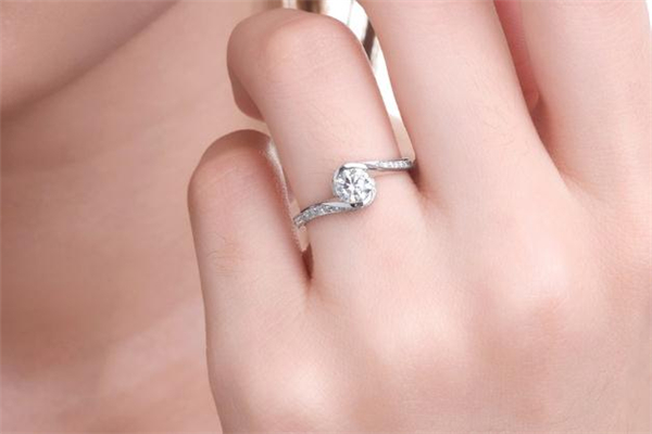 通靈珠寶和周大福哪個好 通靈珠寶和周大福品牌對比 通靈珠寶和周大福哪個好 通靈珠寶和周大福品牌對比