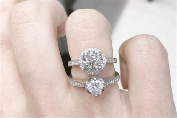 通靈珠寶和周大生哪個(gè)好 通靈珠寶和周大生對(duì)比 通靈珠寶和周大生哪個(gè)好 通靈珠寶和周大生對(duì)比