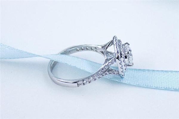 通靈珠寶和周大生哪個(gè)好 通靈珠寶和周大生對(duì)比 通靈珠寶和周大生哪個(gè)好 通靈珠寶和周大生對(duì)比