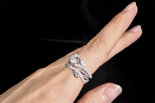 戴比爾斯和老鳳祥哪個(gè)好 戴比爾斯和老鳳祥哪個(gè)貴 戴比爾斯和老鳳祥哪個(gè)好 戴比爾斯和老鳳祥哪個(gè)貴