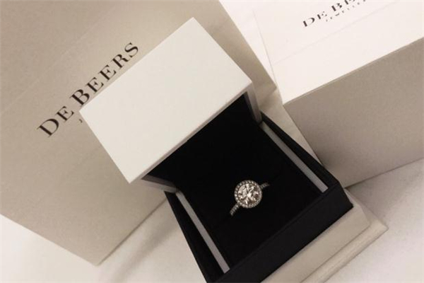 戴比爾斯和老鳳祥哪個(gè)好 戴比爾斯和老鳳祥哪個(gè)貴 戴比爾斯和老鳳祥哪個(gè)好 戴比爾斯和老鳳祥哪個(gè)貴