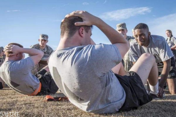 仰臥起坐正確做法是什么呢 做仰臥起坐要注意什么呢 仰臥起坐正確做法是什么呢 做仰臥起坐要注意什么呢