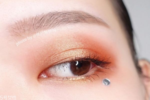 先畫眼影還是先貼雙眼皮貼 雙眼皮貼怎么涂眼影 先畫眼影還是先貼雙眼皮貼 雙眼皮貼怎么涂眼影