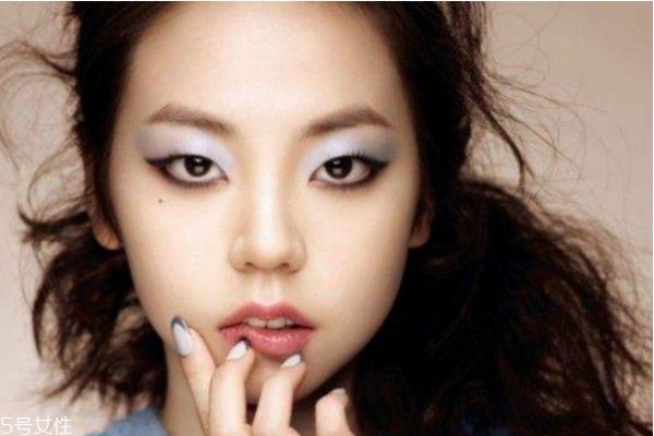 先畫眼影還是先貼雙眼皮貼 雙眼皮貼怎么涂眼影 先畫眼影還是先貼雙眼皮貼 雙眼皮貼怎么涂眼影