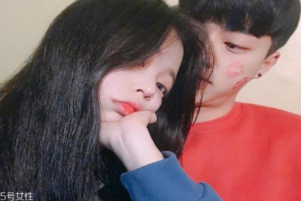 女生買單男生竟然默認什么意思 買單不主動的男生 女生買單男生竟然默認什么意思 買單不主動的男生