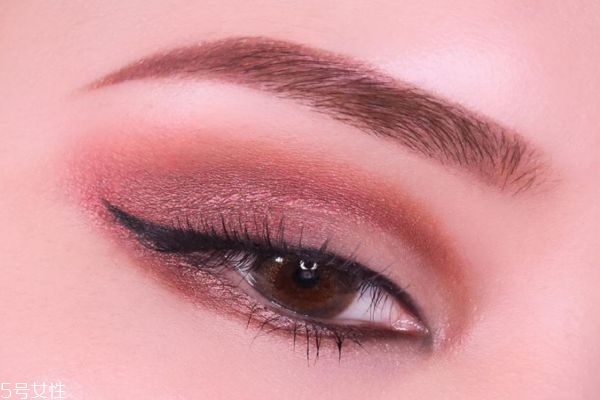 先畫眼影還是先貼雙眼皮貼 雙眼皮貼怎么涂眼影 先畫眼影還是先貼雙眼皮貼 雙眼皮貼怎么涂眼影