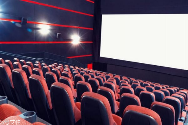 女生約男生看電影好嗎 女生約男生看電影意味著什么 女生約男生看電影好嗎 女生約男生看電影意味著什么