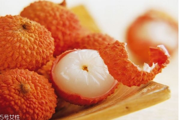 為什么吃荔枝會(huì)上火呢 一天最多應(yīng)該吃多少荔枝呢 為什么吃荔枝會(huì)上火呢 一天最多應(yīng)該吃多少荔枝呢