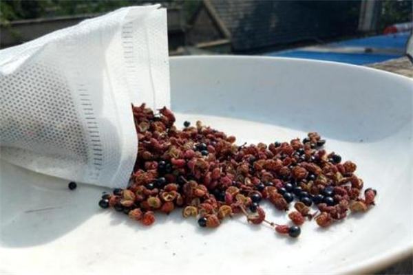 花椒泡腳后排濕反應(yīng) 花椒泡腳治風(fēng)濕嗎 花椒泡腳后排濕反應(yīng) 花椒泡腳治風(fēng)濕嗎