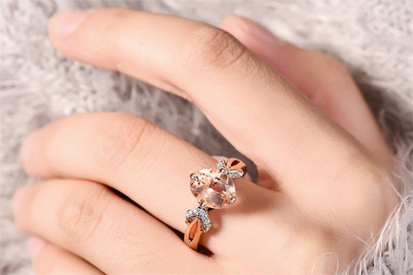 enzo和周生生哪個好 enzo和周生生品牌對比 enzo和周生生哪個好 enzo和周生生品牌對比