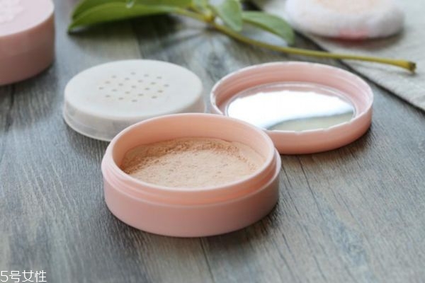 散粉有哪些類型 散粉會堵塞毛孔嗎 散粉有哪些類型 散粉會堵塞毛孔嗎