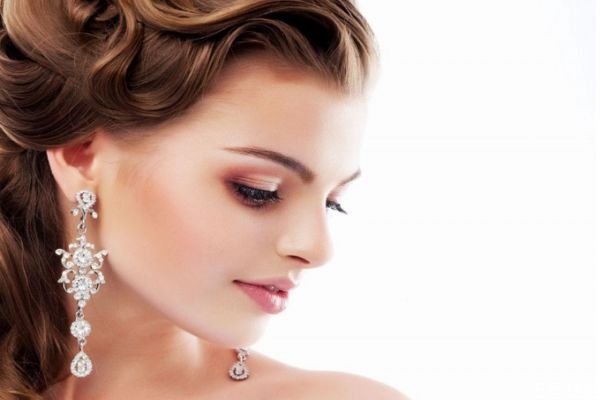 第一次打耳洞要戴多久呢 耳釘戴什么材質(zhì)的比較好呢 第一次打耳洞要戴多久呢 耳釘戴什么材質(zhì)的比較好呢