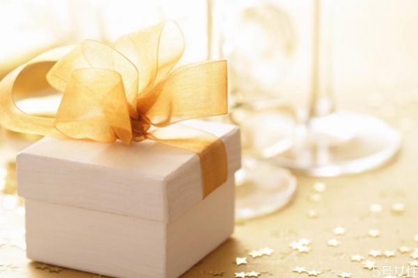 男生告白應(yīng)該送什么禮物呢 暗戀對方應(yīng)該送什么呢 男生告白應(yīng)該送什么禮物呢 暗戀對方應(yīng)該送什么呢