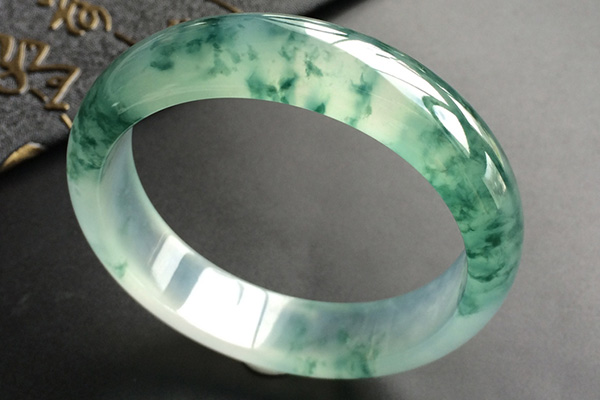 翡翠玉鐲如何按年齡佩戴 網(wǎng)購(gòu)的翡翠玉鐲可信嗎 翡翠玉鐲如何按年齡佩戴 網(wǎng)購(gòu)的翡翠玉鐲可信嗎