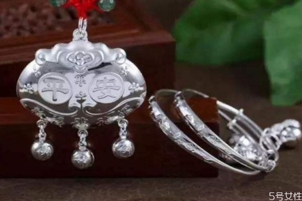 銀飾的市場價(jià)格貴嗎 一般銀飾的價(jià)格是怎么樣的呢 銀飾的市場價(jià)格貴嗎 一般銀飾的價(jià)格是怎么樣的呢