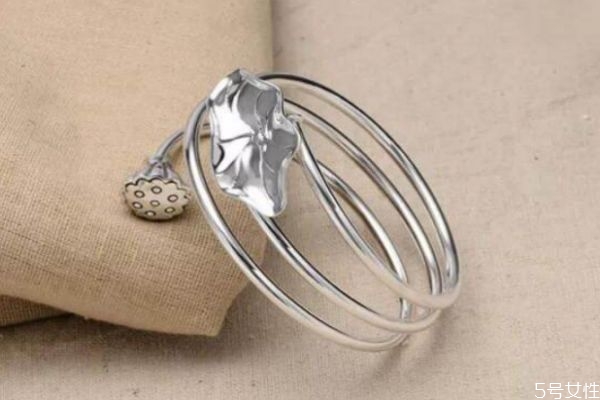 銀飾不適合什么人群戴呢 為什么小孩在要帶上銀手鐲呢 銀飾不適合什么人群戴呢 為什么小孩在要帶上銀手鐲呢