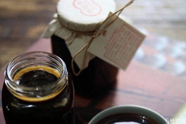 秋梨膏是用開水沖嗎 秋梨膏雪梨膏的區(qū)別 秋梨膏是用開水沖嗎 秋梨膏雪梨膏的區(qū)別