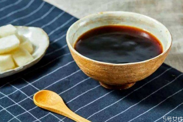 秋梨膏是用開水沖嗎 秋梨膏雪梨膏的區(qū)別 秋梨膏是用開水沖嗎 秋梨膏雪梨膏的區(qū)別