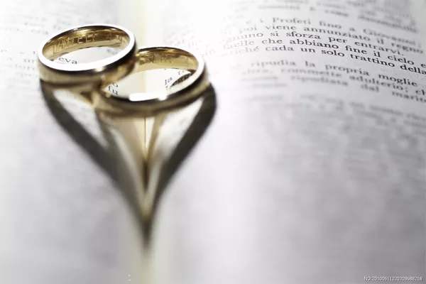 情侶戒指女生應(yīng)該戴哪個(gè)手 不會過時(shí)的情侶戒指款式 情侶戒指女生應(yīng)該戴哪個(gè)手 不會過時(shí)的情侶戒指款式