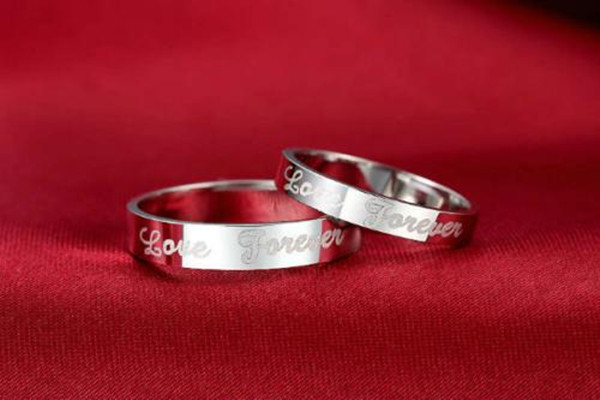 情侶戒指女生應(yīng)該戴哪個(gè)手 不會過時(shí)的情侶戒指款式 情侶戒指女生應(yīng)該戴哪個(gè)手 不會過時(shí)的情侶戒指款式