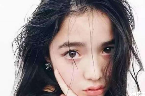 為什么黑頭發(fā)里會出現(xiàn)一根金頭發(fā)呢 頭發(fā)干燥怎么辦呢 為什么黑頭發(fā)里會出現(xiàn)一根金頭發(fā)呢 頭發(fā)干燥怎么辦呢