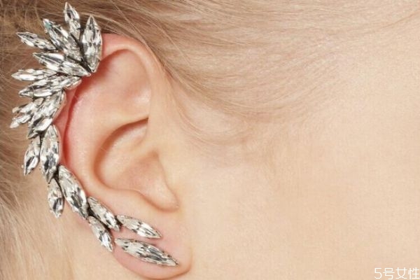 耳夾長(zhǎng)期帶有什么危害嗎 如何正確戴耳夾呢 耳夾長(zhǎng)期帶有什么危害嗎 如何正確戴耳夾呢