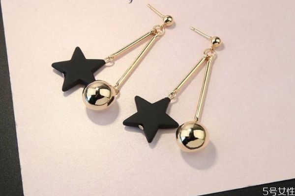 睡覺可以戴耳環(huán)嗎 睡覺戴耳環(huán)會造成什么危害呢 睡覺可以戴耳環(huán)嗎 睡覺戴耳環(huán)會造成什么危害呢