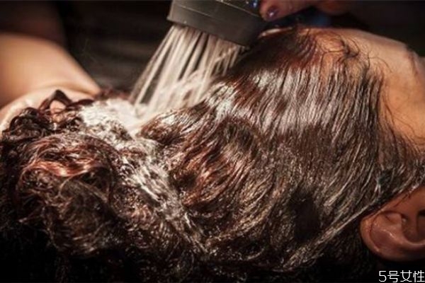 油性頭發(fā)可以天天洗嗎 油性頭發(fā)多久洗一次 油性頭發(fā)可以天天洗嗎 油性頭發(fā)多久洗一次