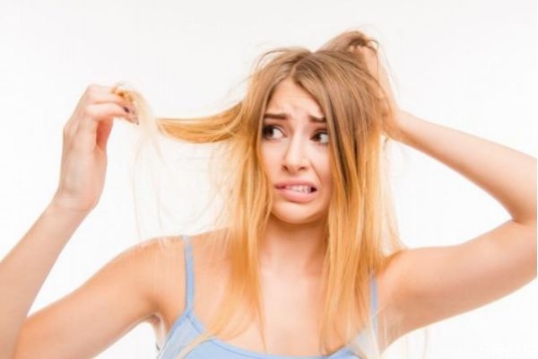 頭發(fā)干枯掉發(fā)怎么辦 頭發(fā)干枯用什么精油 頭發(fā)干枯掉發(fā)怎么辦 頭發(fā)干枯用什么精油