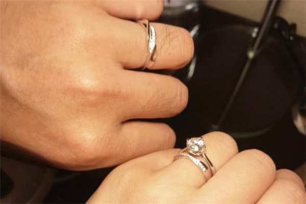 婚戒黃金的好還是鉑金的好 婚戒一般是買黃金還是鉑金 婚戒黃金的好還是鉑金的好 婚戒一般是買黃金還是鉑金