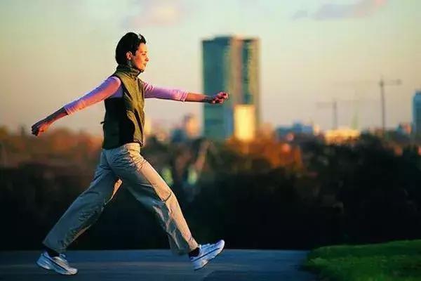 快走和慢跑哪個(gè)減肥效果好 快走一小時(shí)消耗多少卡路里 快走和慢跑哪個(gè)減肥效果好 快走一小時(shí)消耗多少卡路里