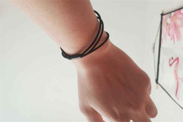 男生戴小皮筋什么意思 女生為什么要給男生戴小皮筋 男生戴小皮筋什么意思 女生為什么要給男生戴小皮筋