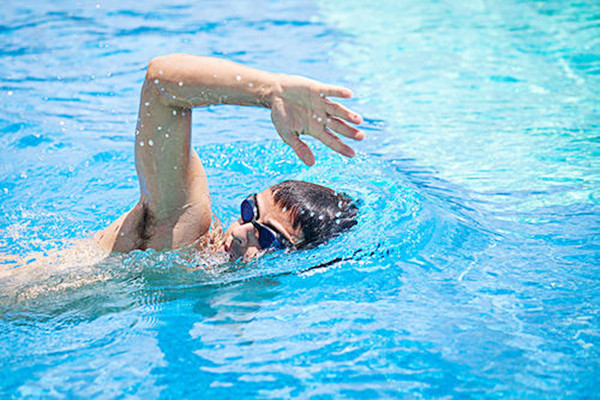 蛙泳怎么體高速度 蛙泳容易出現(xiàn)錯(cuò)誤的動作有哪些
