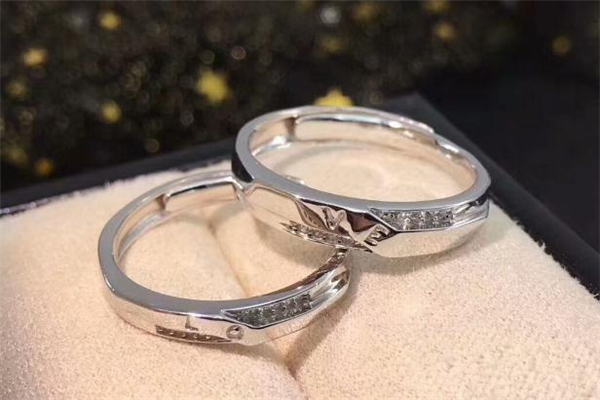 情侶對(duì)戒戴哪個(gè)手指 情侶對(duì)戒的戴法和意義