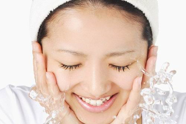 生理鹽水敷臉幾天敷一次比較好 生理鹽水敷臉?lè)髱追昼?>
               <p class=