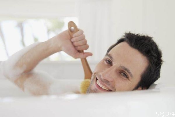 冬天洗澡為什么容易暈倒 洗澡出現(xiàn)暈倒的幾大原因 冬天洗澡為什么容易暈倒 洗澡出現(xiàn)暈倒的幾大原因