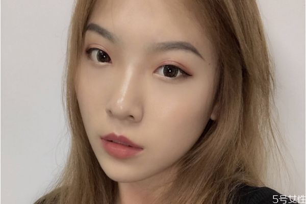 什么人群不能做去腫眼泡手術呢 做這種手術有副作用嗎 什么人群不能做去腫眼泡手術呢 做這種手術有副作用嗎