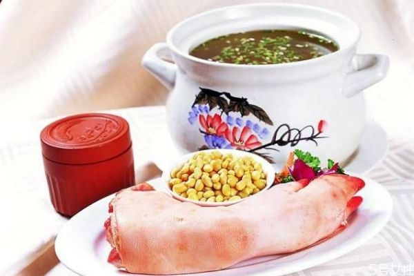 什么湯比較補血呢 產(chǎn)后應(yīng)該多喝什么湯呢 什么湯比較補血呢 產(chǎn)后應(yīng)該多喝什么湯呢