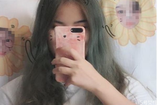 藍(lán)黑色掉色后是什么顏色 藍(lán)黑色頭發(fā)褪色后圖片 藍(lán)黑色掉色后是什么顏色 藍(lán)黑色頭發(fā)褪色后圖片