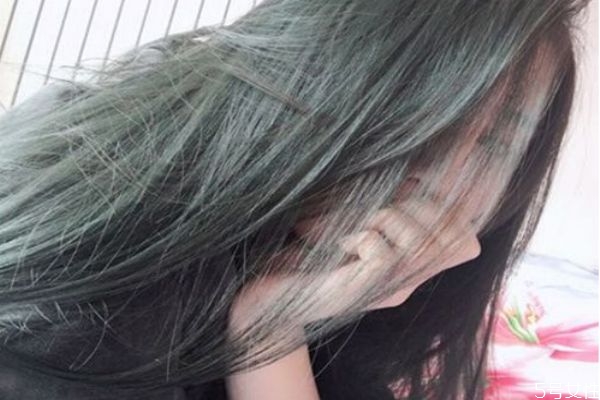 藍(lán)黑色掉色后是什么顏色 藍(lán)黑色頭發(fā)褪色后圖片 藍(lán)黑色掉色后是什么顏色 藍(lán)黑色頭發(fā)褪色后圖片