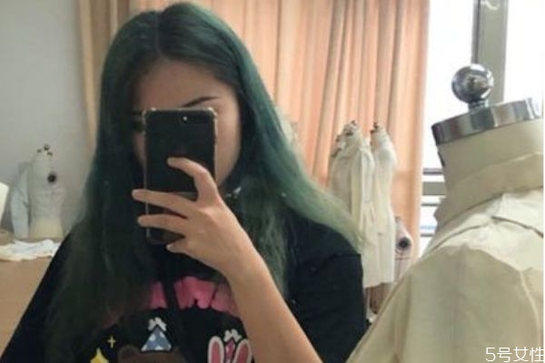 藍(lán)黑色掉色后是什么顏色 藍(lán)黑色頭發(fā)褪色后圖片 藍(lán)黑色掉色后是什么顏色 藍(lán)黑色頭發(fā)褪色后圖片