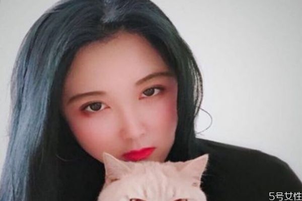 藍(lán)黑色掉色后是什么顏色 藍(lán)黑色頭發(fā)褪色后圖片 藍(lán)黑色掉色后是什么顏色 藍(lán)黑色頭發(fā)褪色后圖片