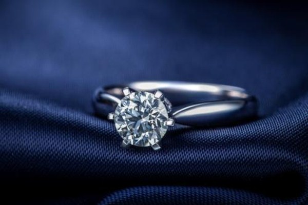 多少克拉的鉆戒算鴿子蛋 鴿子蛋鉆戒多少錢 多少克拉的鉆戒算鴿子蛋 鴿子蛋鉆戒多少錢