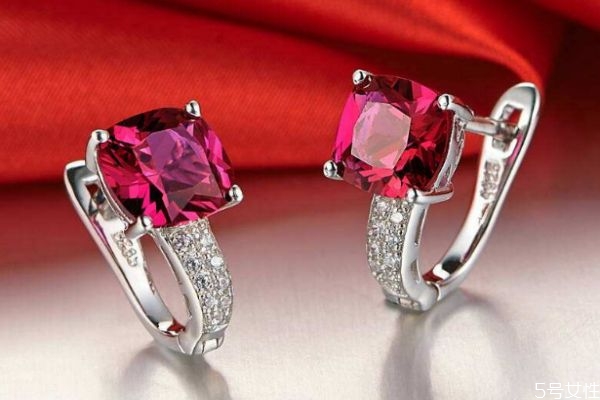 什么是人造鉆石呢 人造鉆石是怎么形成的呢 什么是人造鉆石呢 人造鉆石是怎么形成的呢