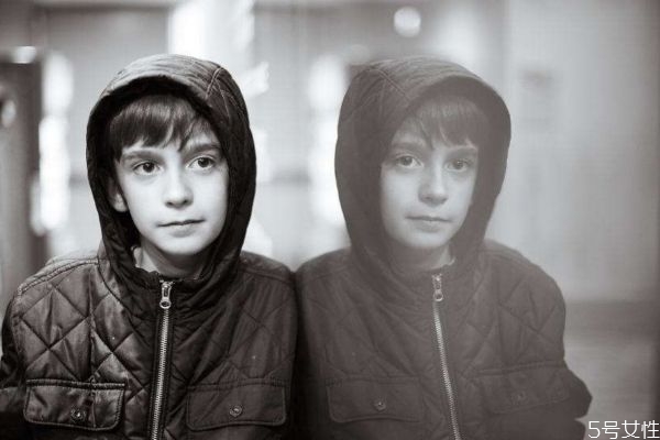 自閉癥患者有什么癥狀呢 自閉癥是一種什么病呢 自閉癥患者有什么癥狀呢 自閉癥是一種什么病呢