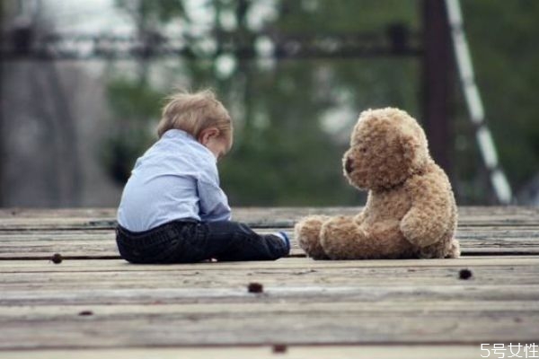 自閉癥患者有什么癥狀呢 自閉癥是一種什么病呢 自閉癥患者有什么癥狀呢 自閉癥是一種什么病呢