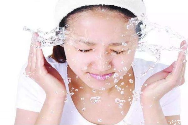 可以不可以用冷水洗臉呢 用冷水洗臉會(huì)怎么樣呢 可以不可以用冷水洗臉呢 用冷水洗臉會(huì)怎么樣呢