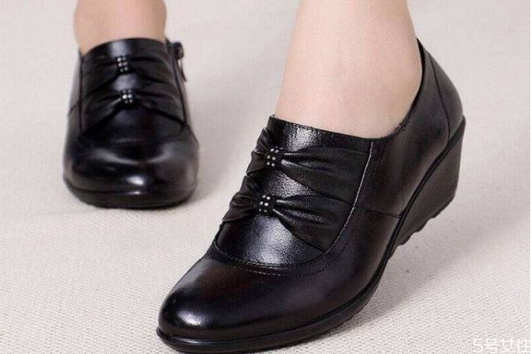 為什么皮鞋容易打腳呢 皮鞋打腳的原因有什么呢 為什么皮鞋容易打腳呢 皮鞋打腳的原因有什么呢